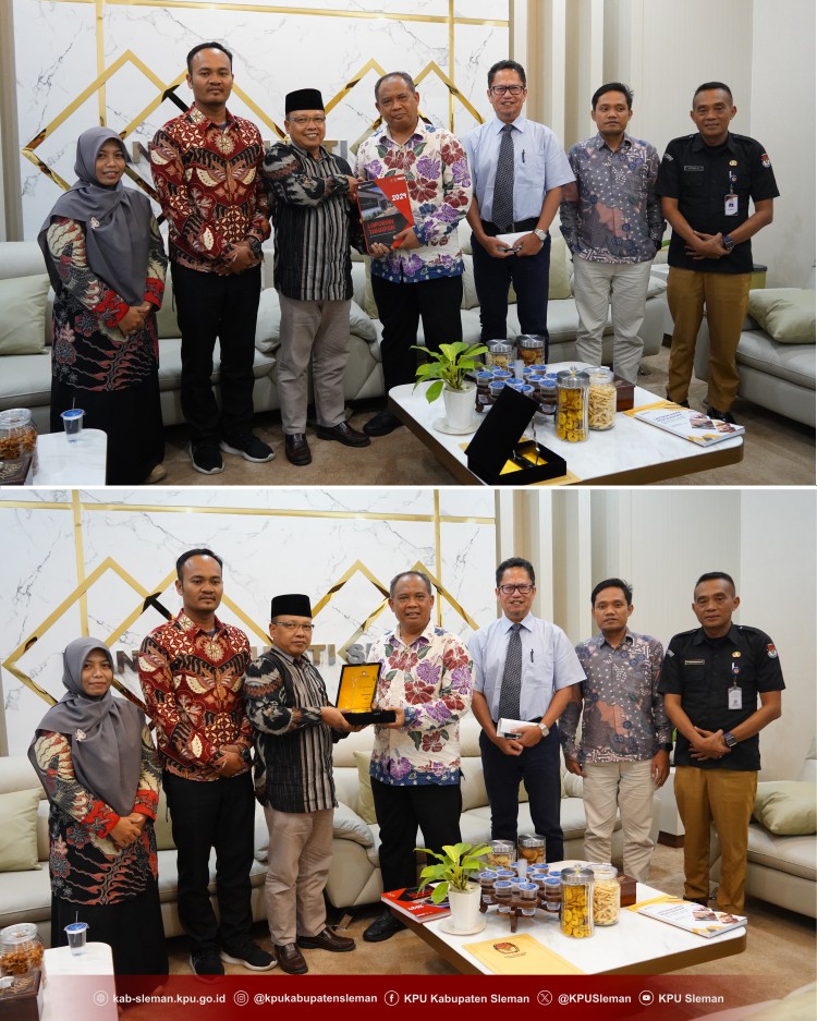 Dok. Foto foto bersama penyerahan Buku Laporan Tahapan Pilkada Sleman Tahun 2024 dan penyerahan plakat tanda terima kasih